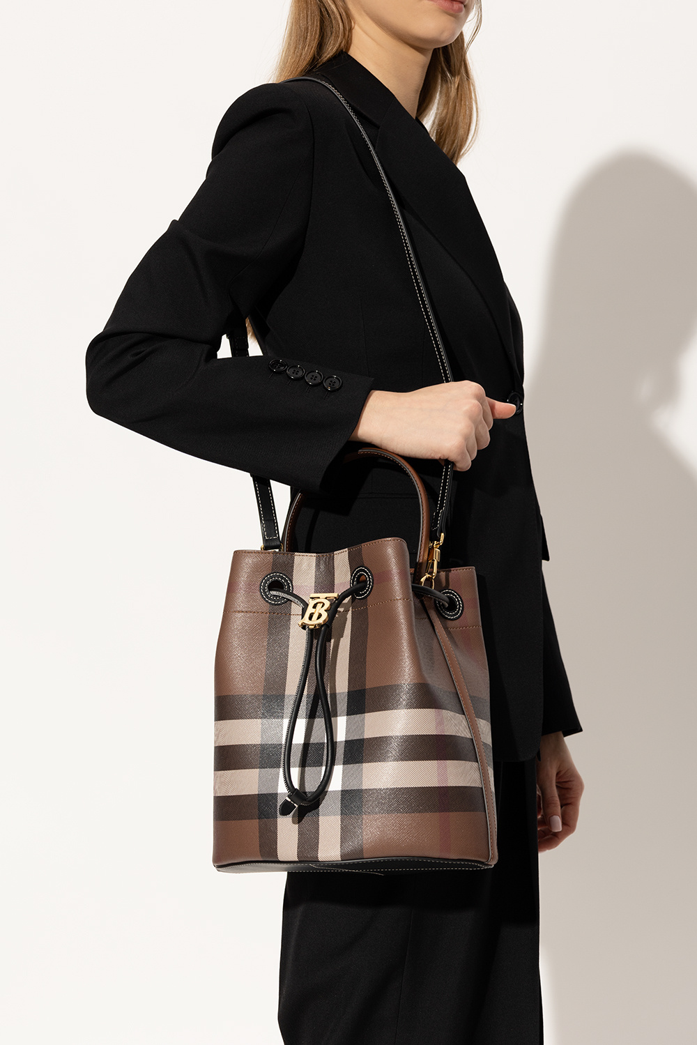 Burberry phoebe bucket bag best sale